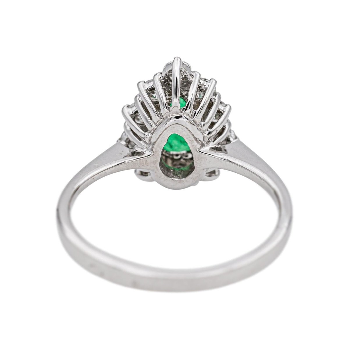 Bague Entourage en or blanc, émeraude et diamants - Castafiore