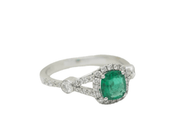 Bague Entourage en or blanc, émeraude et diamants - Castafiore
