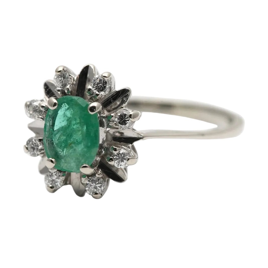 Bague Entourage en or blanc, émeraude et diamants - Castafiore
