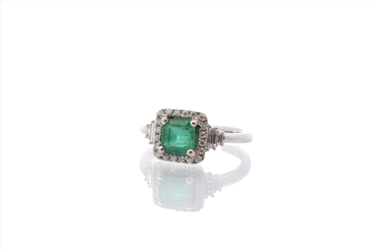 Bague Entourage en or blanc, émeraude, et diamants - Castafiore