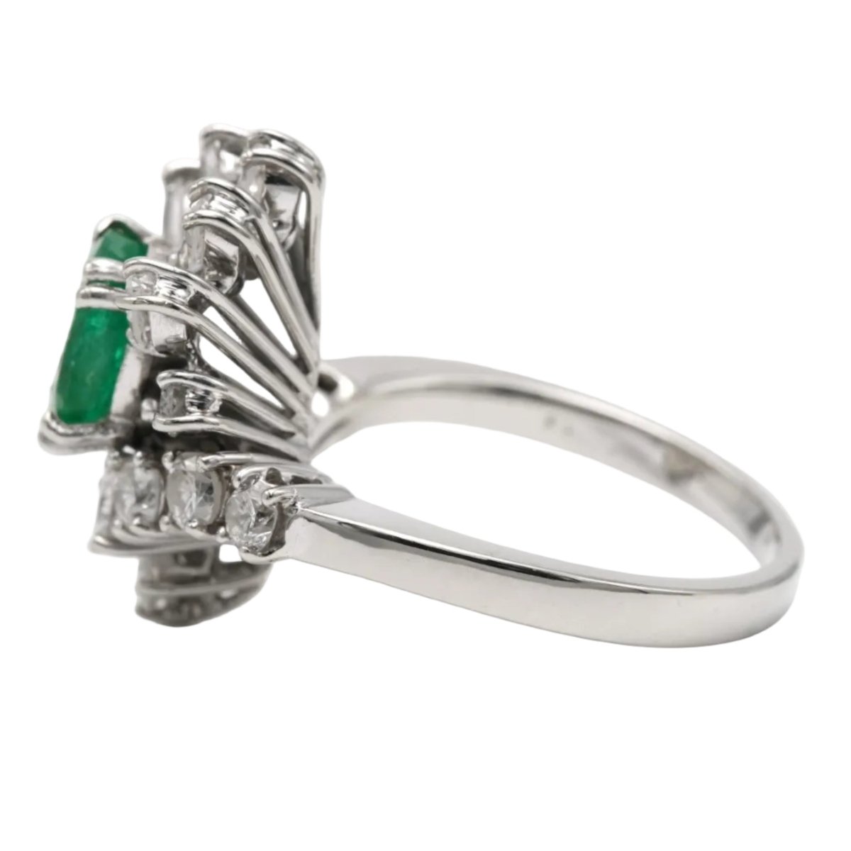 Bague Entourage en or blanc, émeraude et diamants - Castafiore
