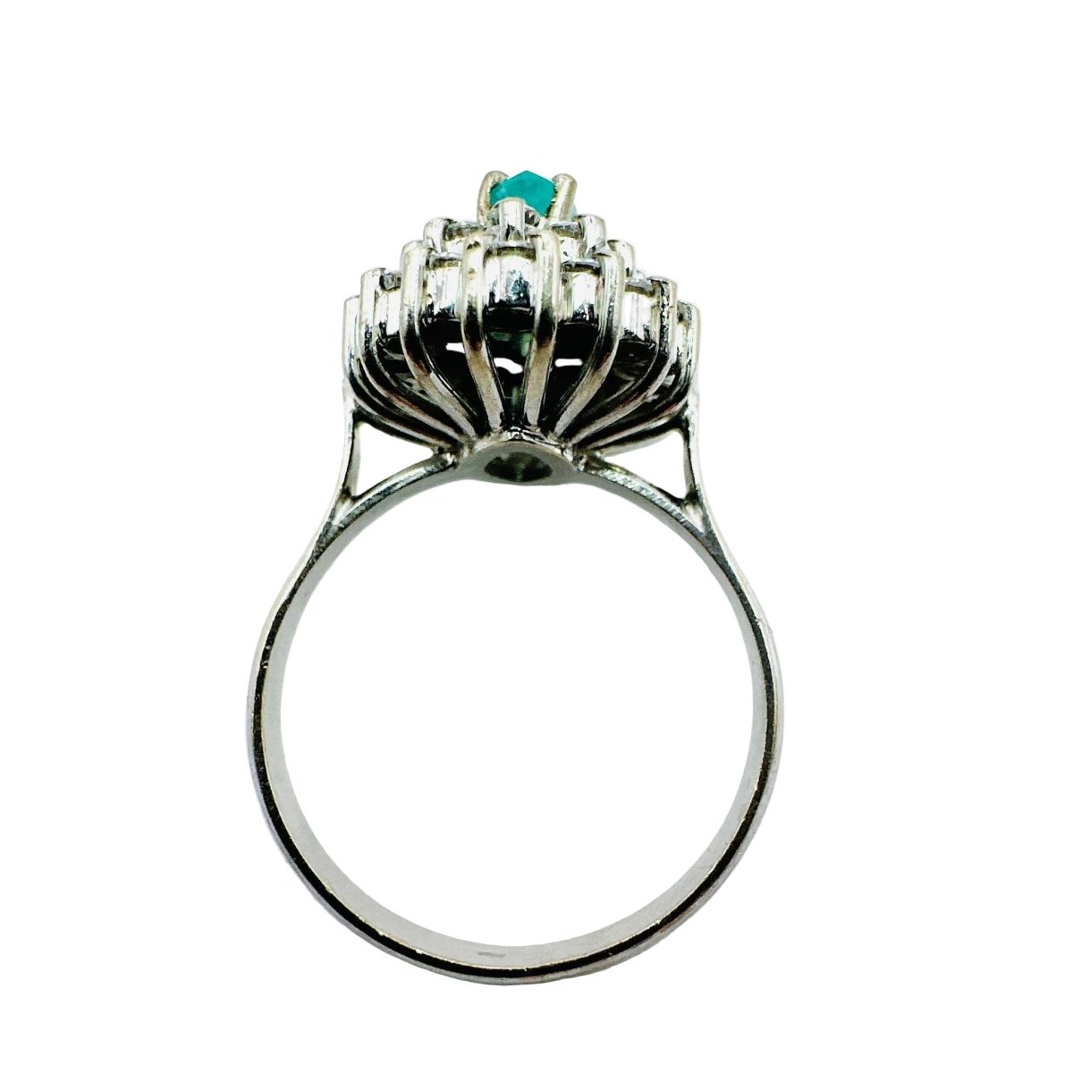 Bague Entourage en or blanc, émeraude et diamants - Castafiore