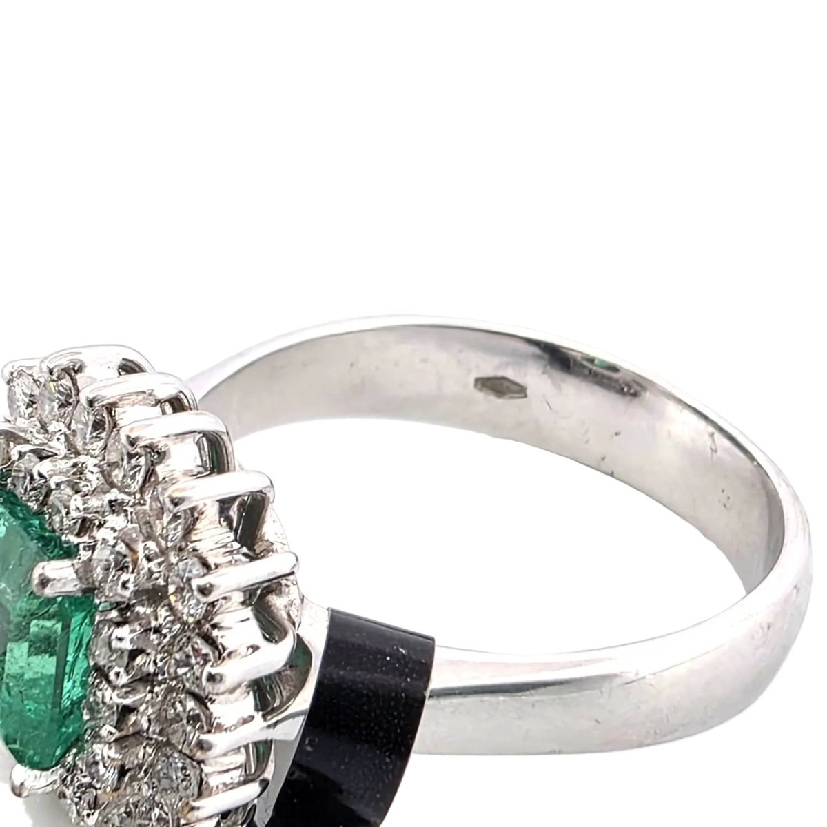 Bague Entourage en or blanc, émeraude et diamants - Castafiore