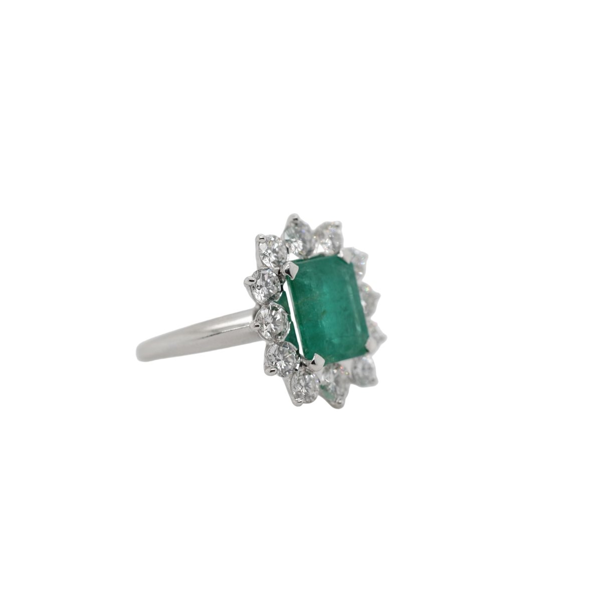 Bague Entourage en or blanc, émeraude et diamants - Castafiore