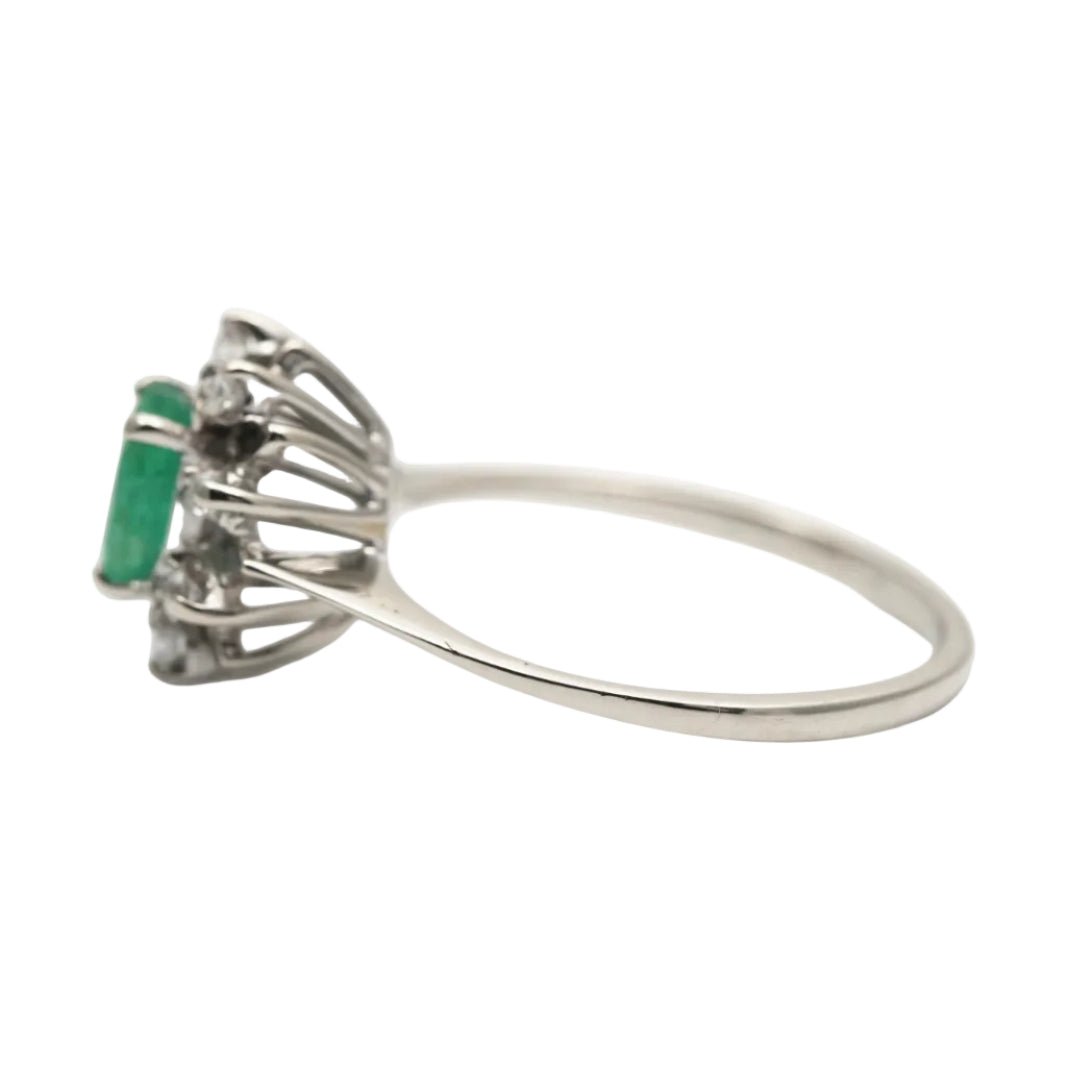 Bague Entourage en or blanc, émeraude et diamants - Castafiore