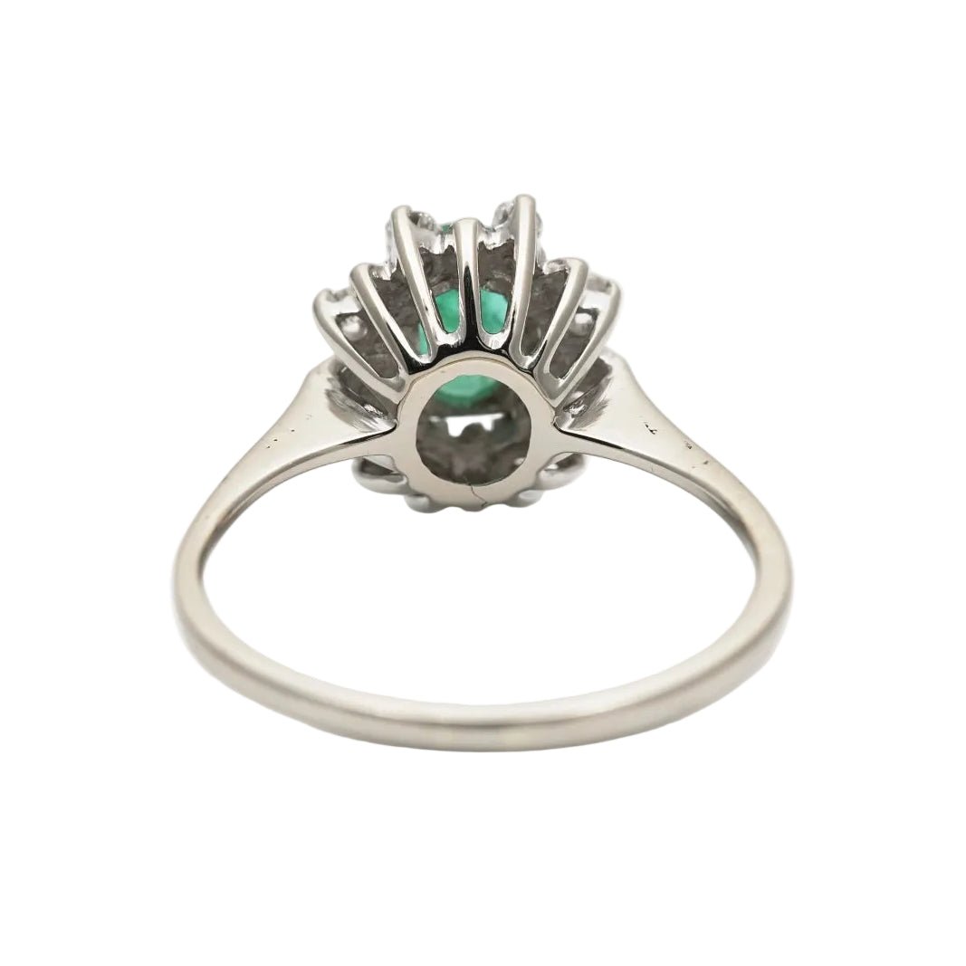 Bague Entourage en or blanc, émeraude et diamants - Castafiore