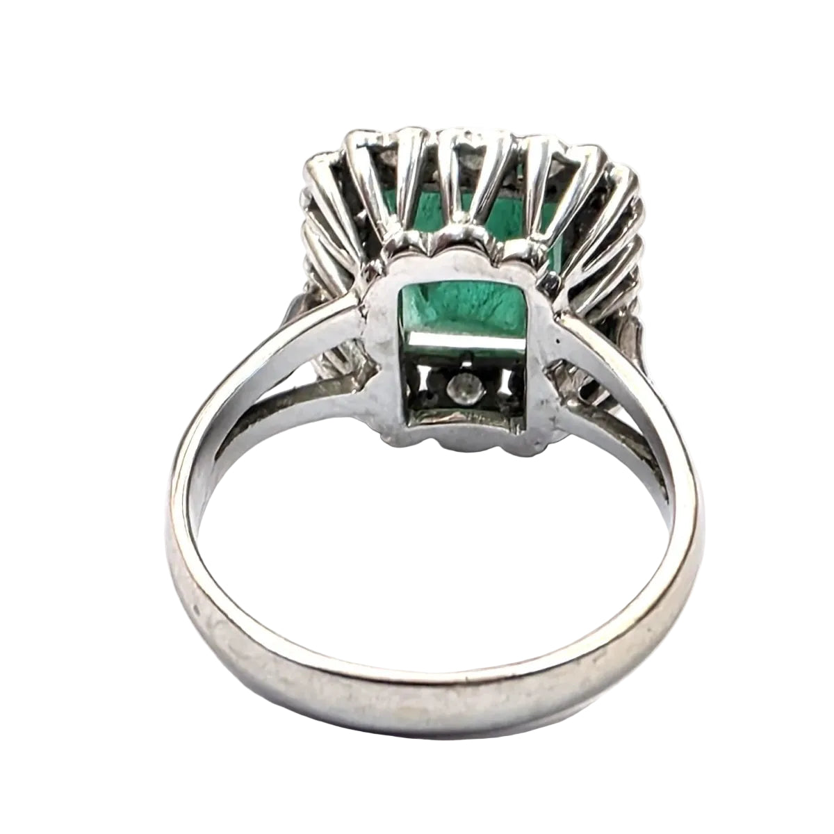 Bague Entourage en or blanc, émeraude et diamants - Castafiore