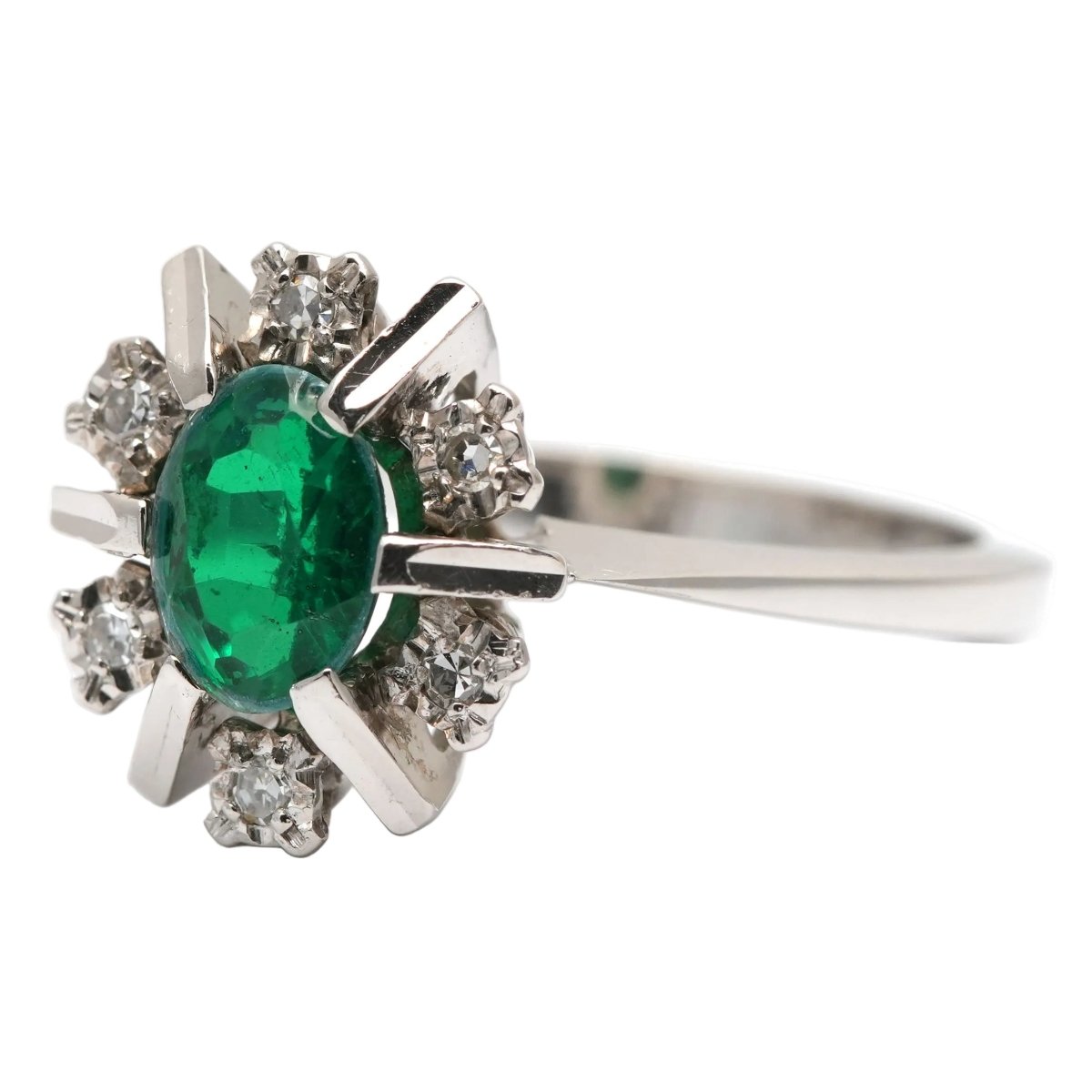 Bague Entourage en or blanc, émeraude et diamants - Castafiore