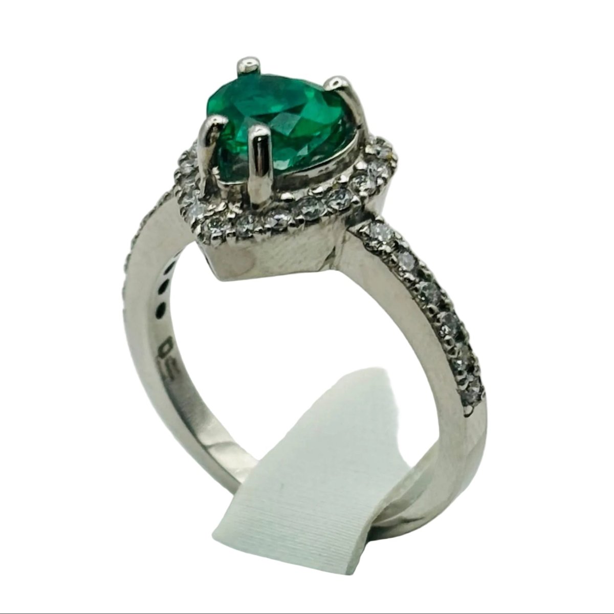 Bague Entourage en or blanc, émeraude et diamants - Castafiore