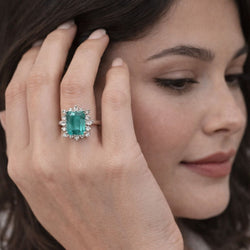 Bague Entourage en or blanc, émeraude et diamants - Castafiore