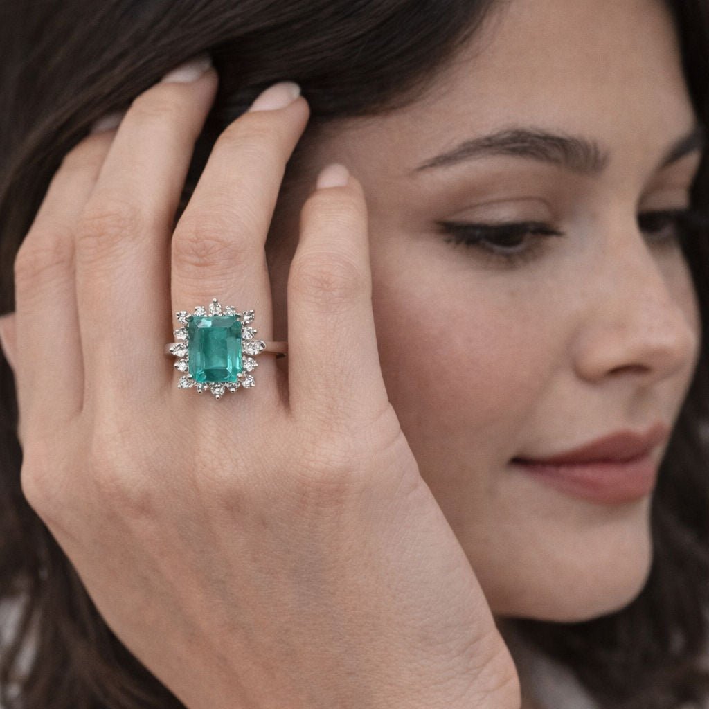 Bague Entourage en or blanc, émeraude et diamants - Castafiore