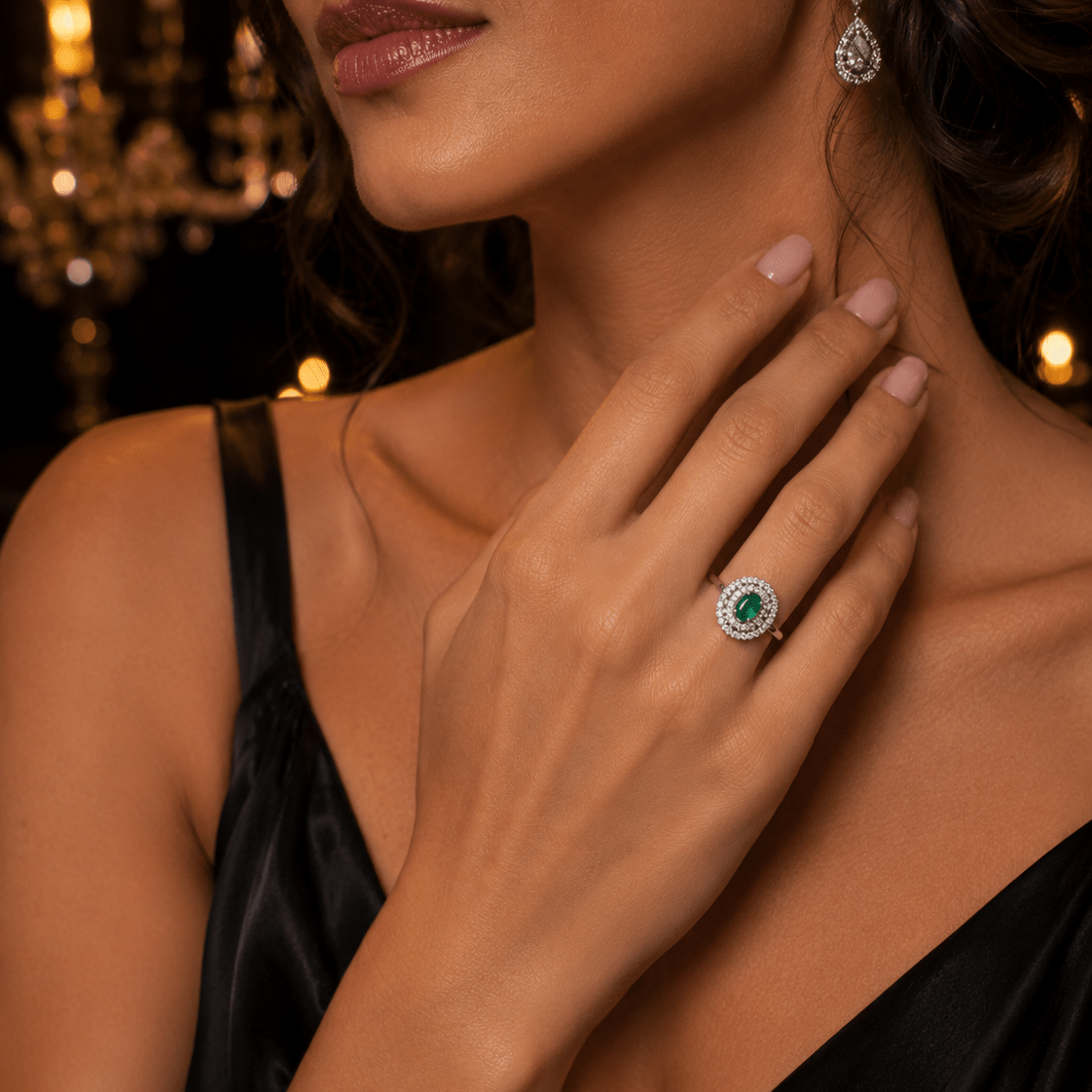 Bague Entourage en or blanc, émeraude et diamants - Castafiore