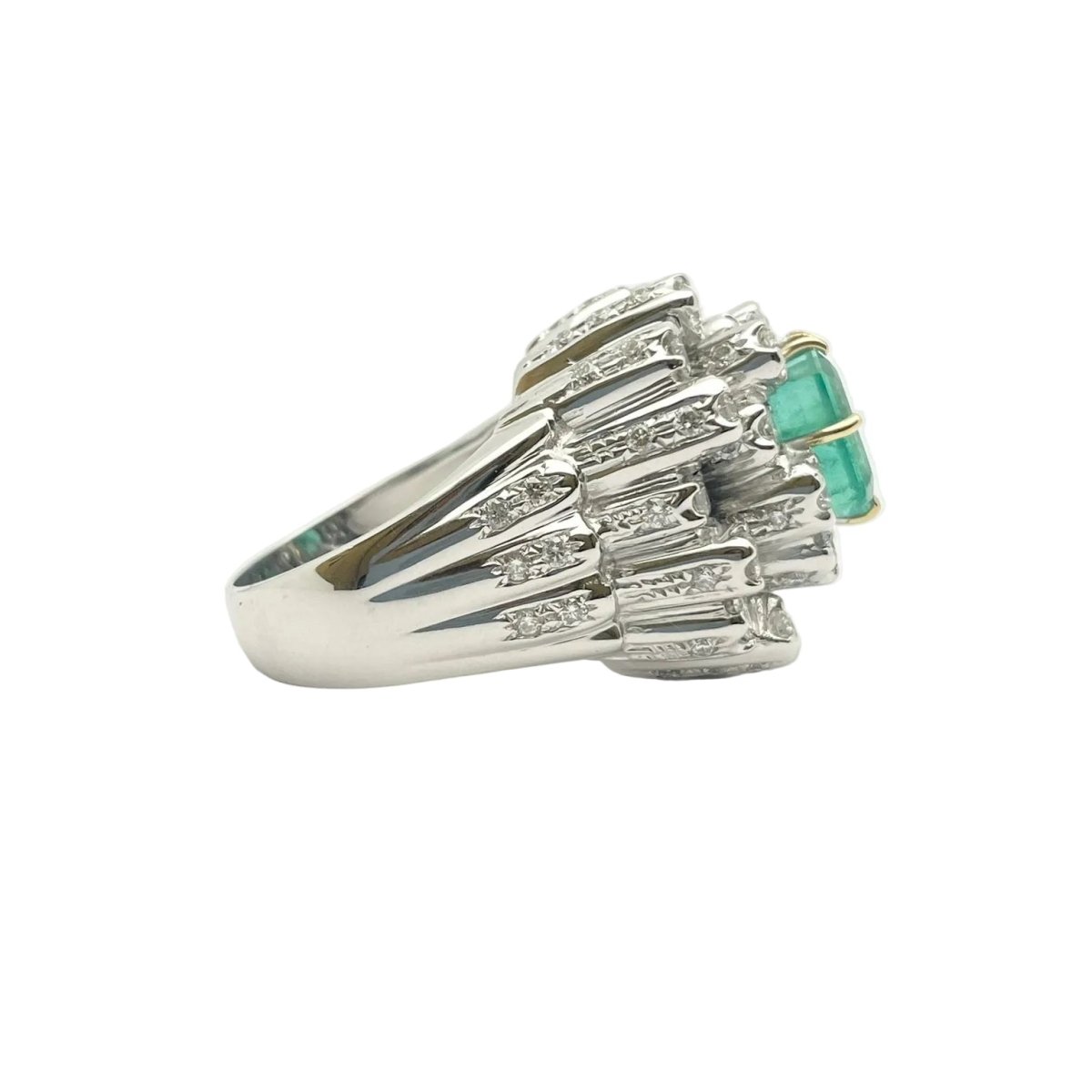 Bague Entourage en or blanc, émeraude et diamants - Castafiore