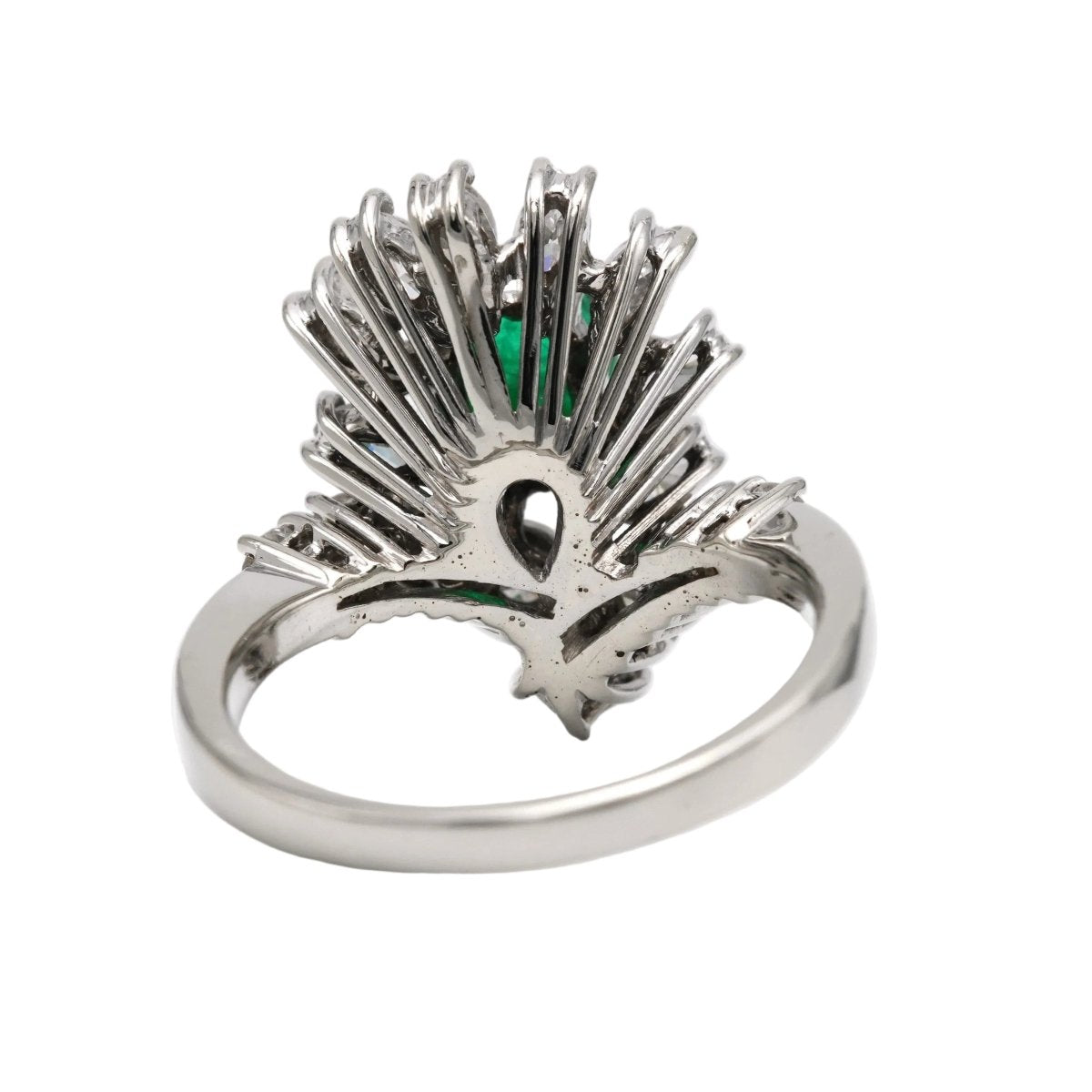 Bague Entourage en or blanc, émeraude et diamants - Castafiore