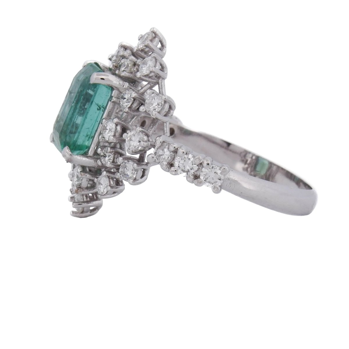 Bague Entourage en or blanc, émeraude et diamants - Castafiore