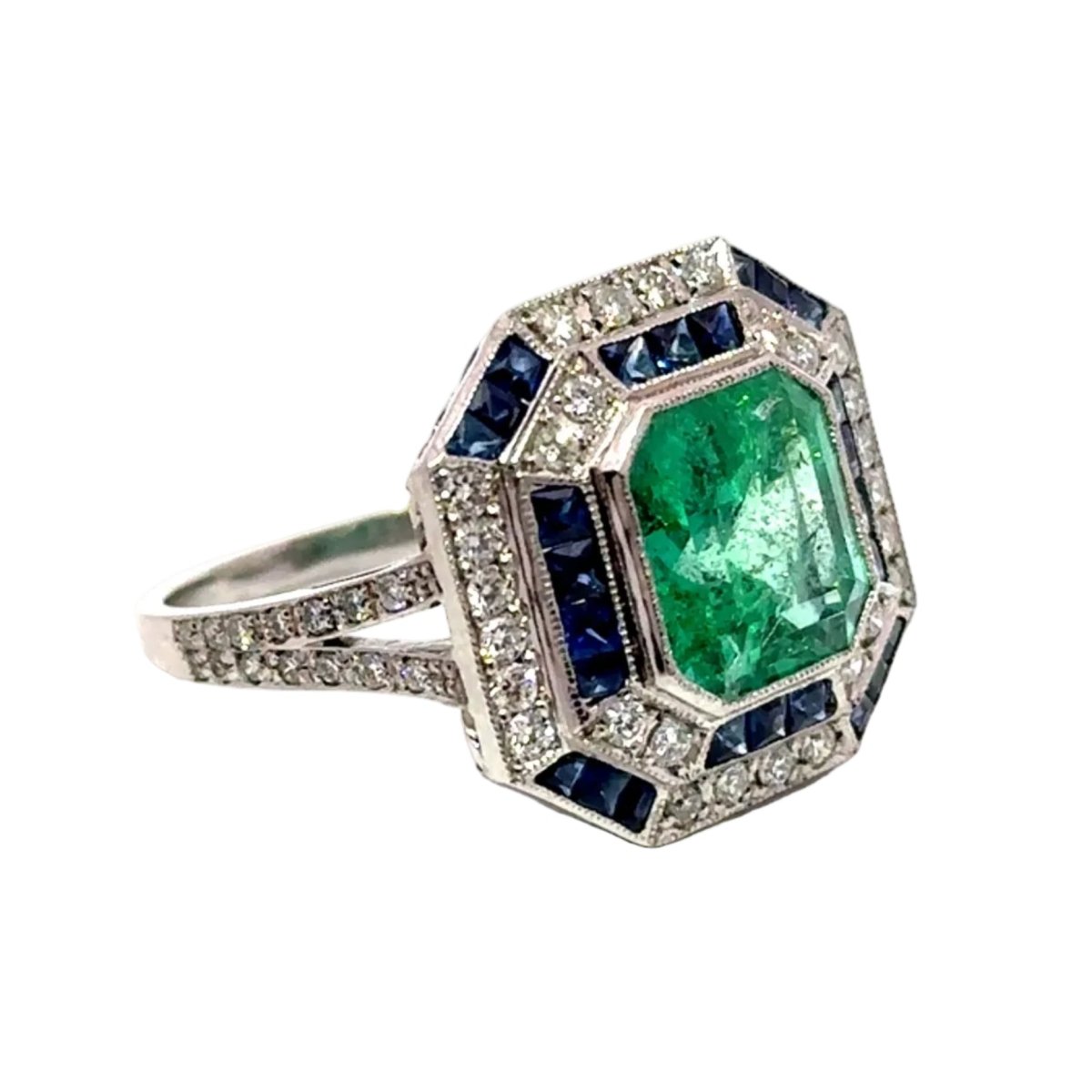 Bague Entourage en or blanc, émeraude, saphir et diamants - Castafiore