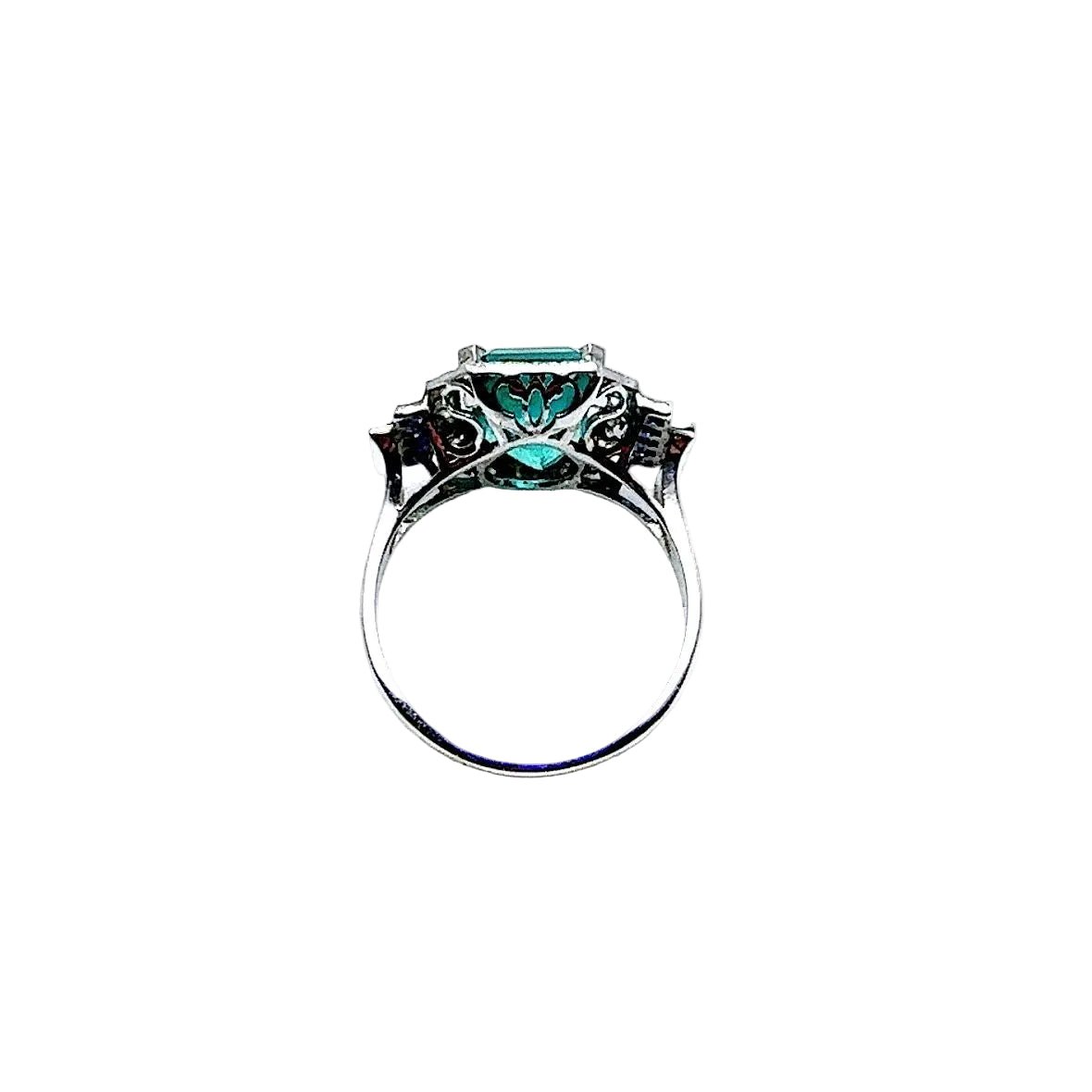 Bague Entourage en or blanc, émeraude, saphirs et diamants - Castafiore