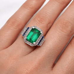 Bague Entourage en or blanc, émeraude, saphirs et diamants - Castafiore