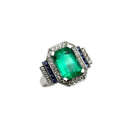 Bague Entourage en or blanc, émeraude, saphirs et diamants - Castafiore