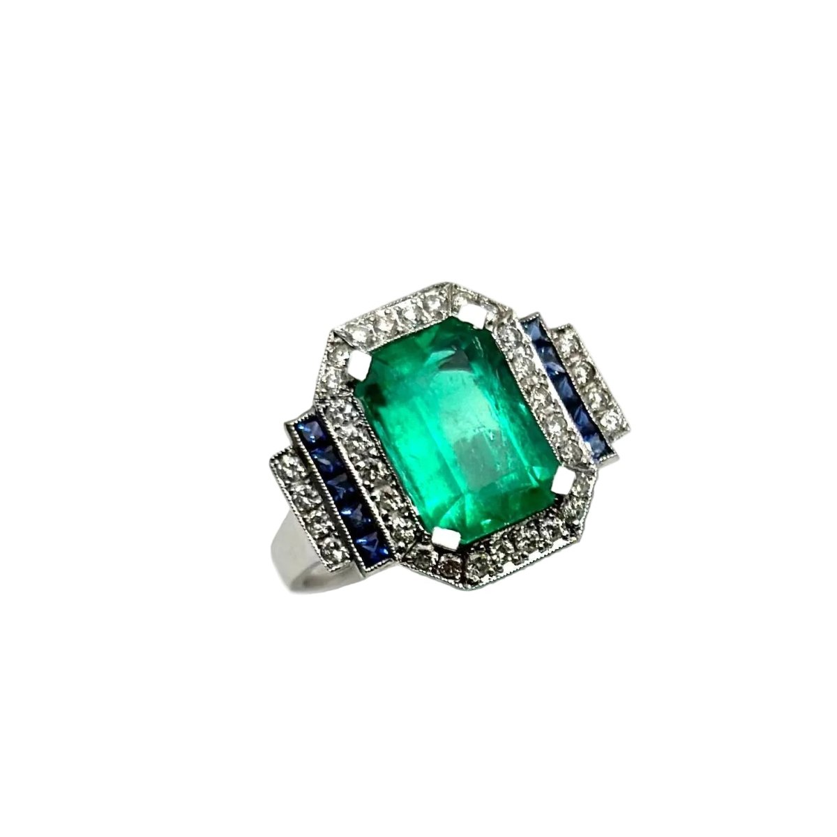 Bague Entourage en or blanc, émeraude, saphirs et diamants - Castafiore