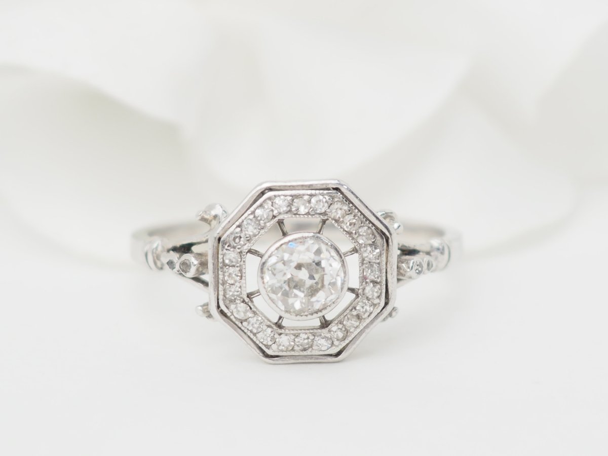 Bague Entourage en or blanc et diamants - Castafiore