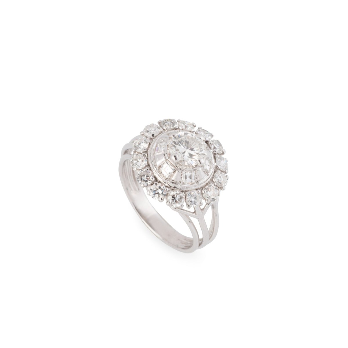 Bague Entourage en or blanc et diamants - Castafiore