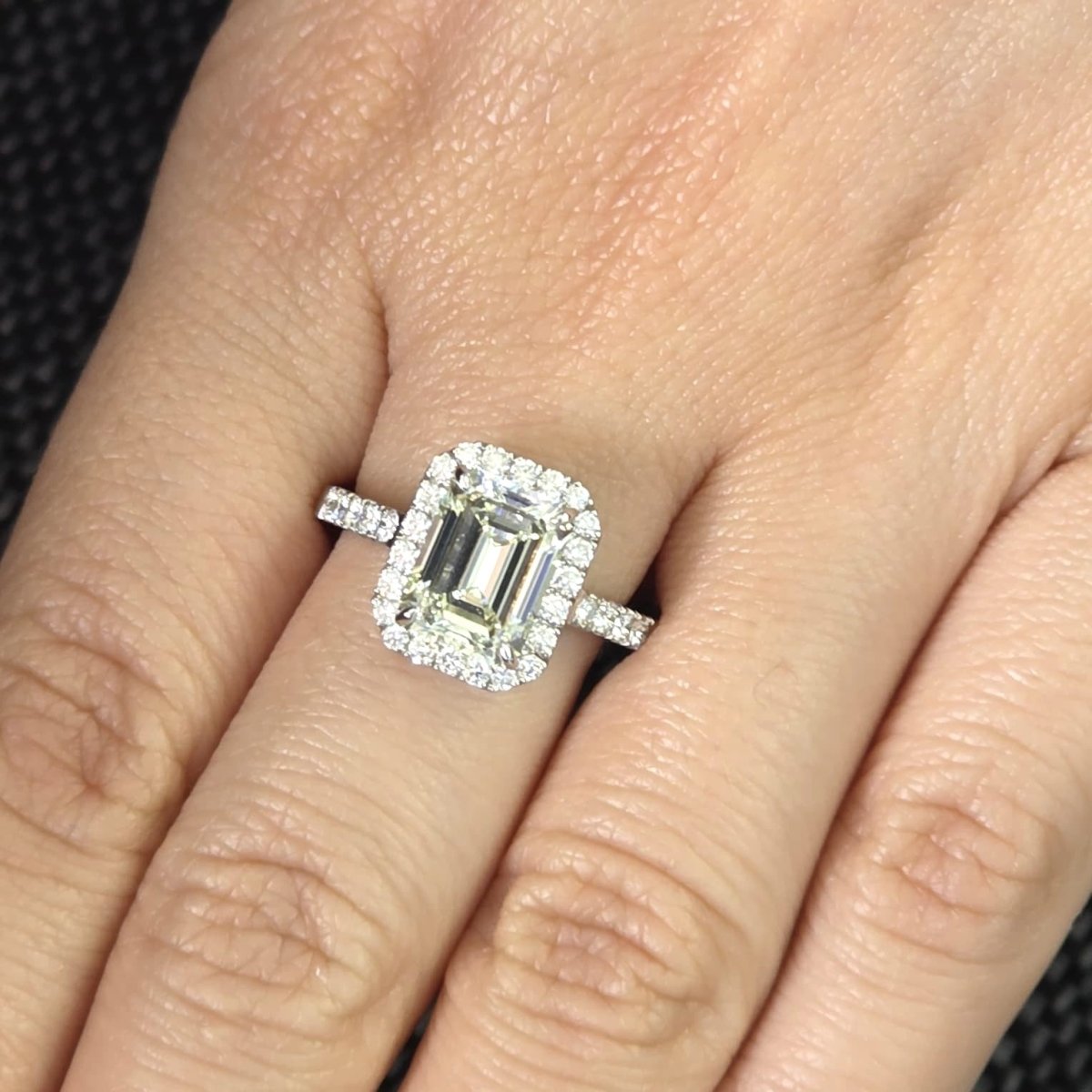 Bague Entourage en or blanc et diamants - Castafiore