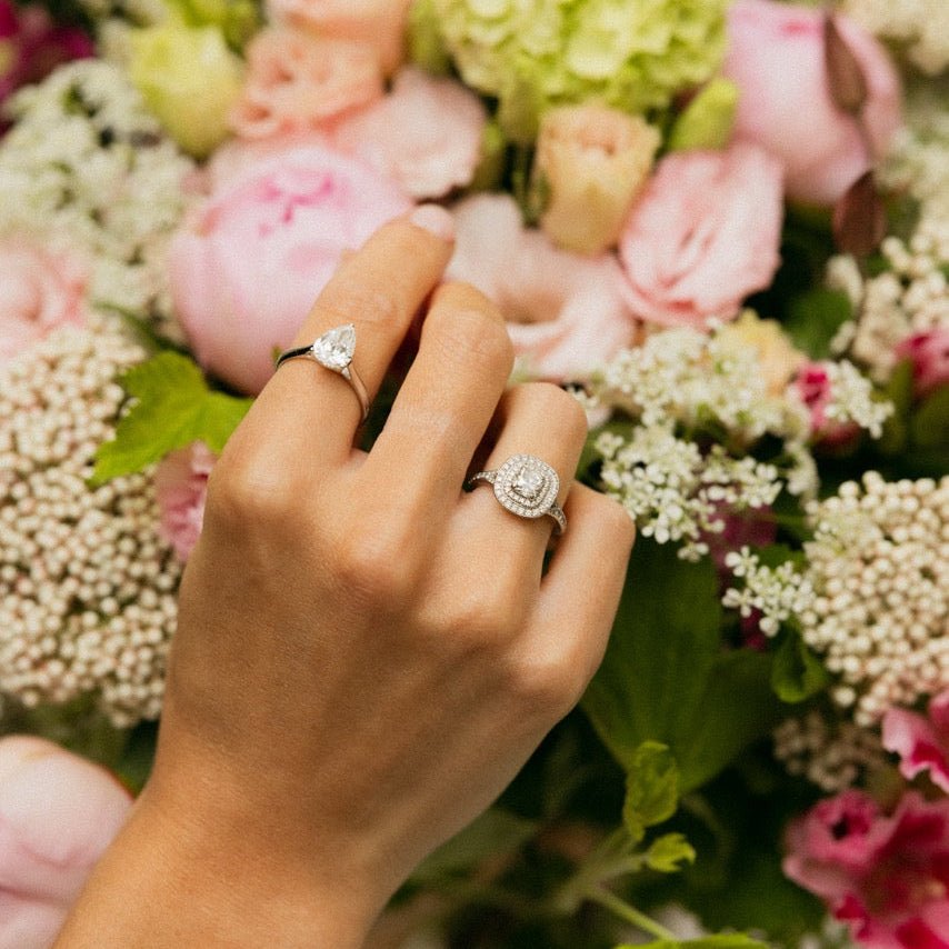 Bague Entourage en or blanc et diamants - Castafiore