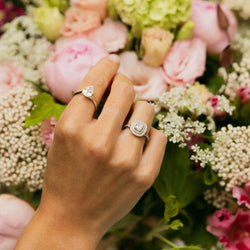 Bague Entourage en or blanc et diamants - Castafiore