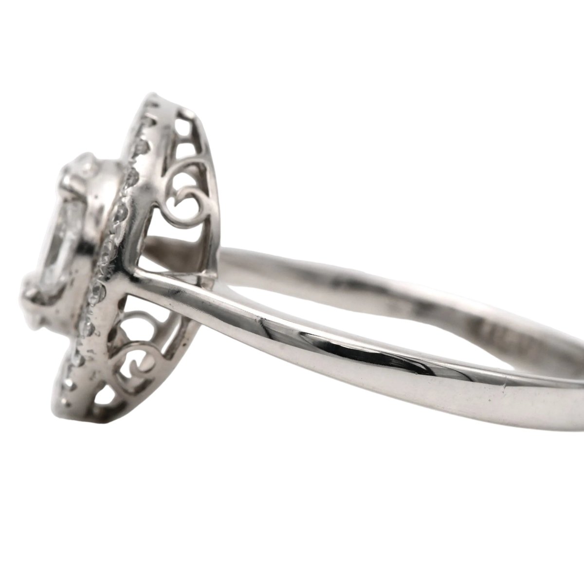 Bague Entourage en or blanc et diamants - Castafiore