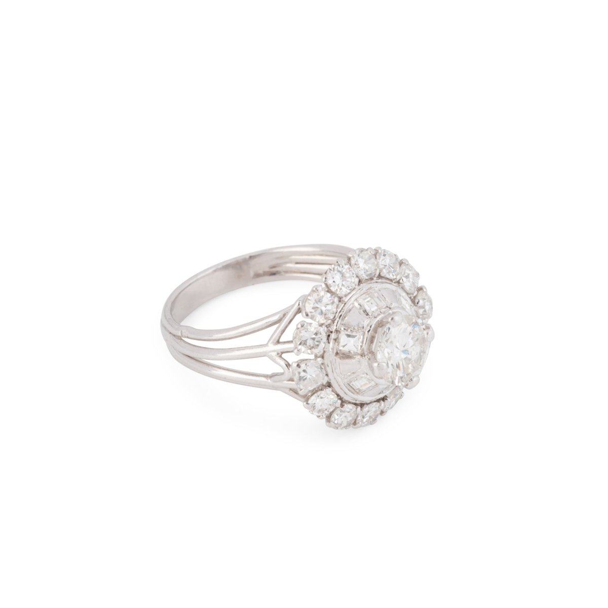 Bague Entourage en or blanc et diamants - Castafiore