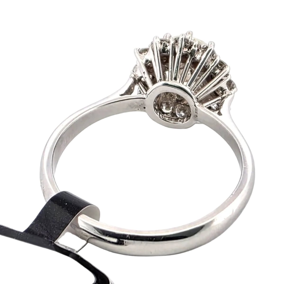 Bague Entourage en or blanc et diamants - Castafiore