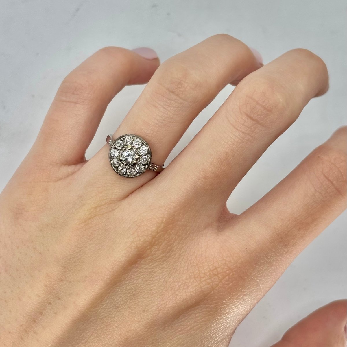 Bague Entourage en or blanc et diamants - Castafiore