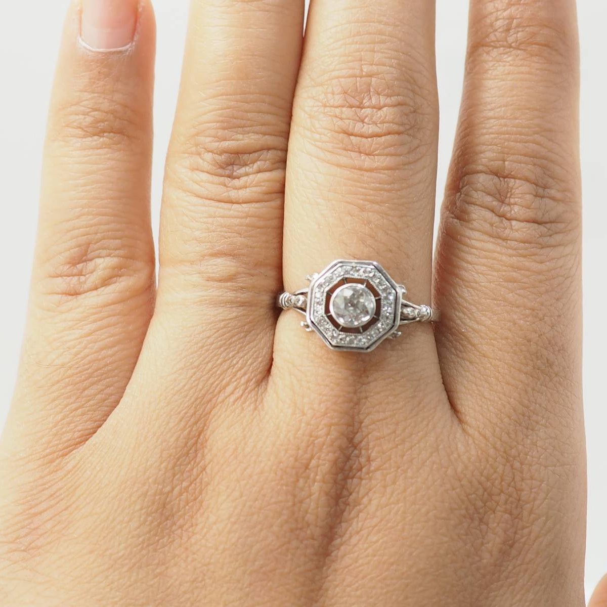 Bague Entourage en or blanc et diamants - Castafiore