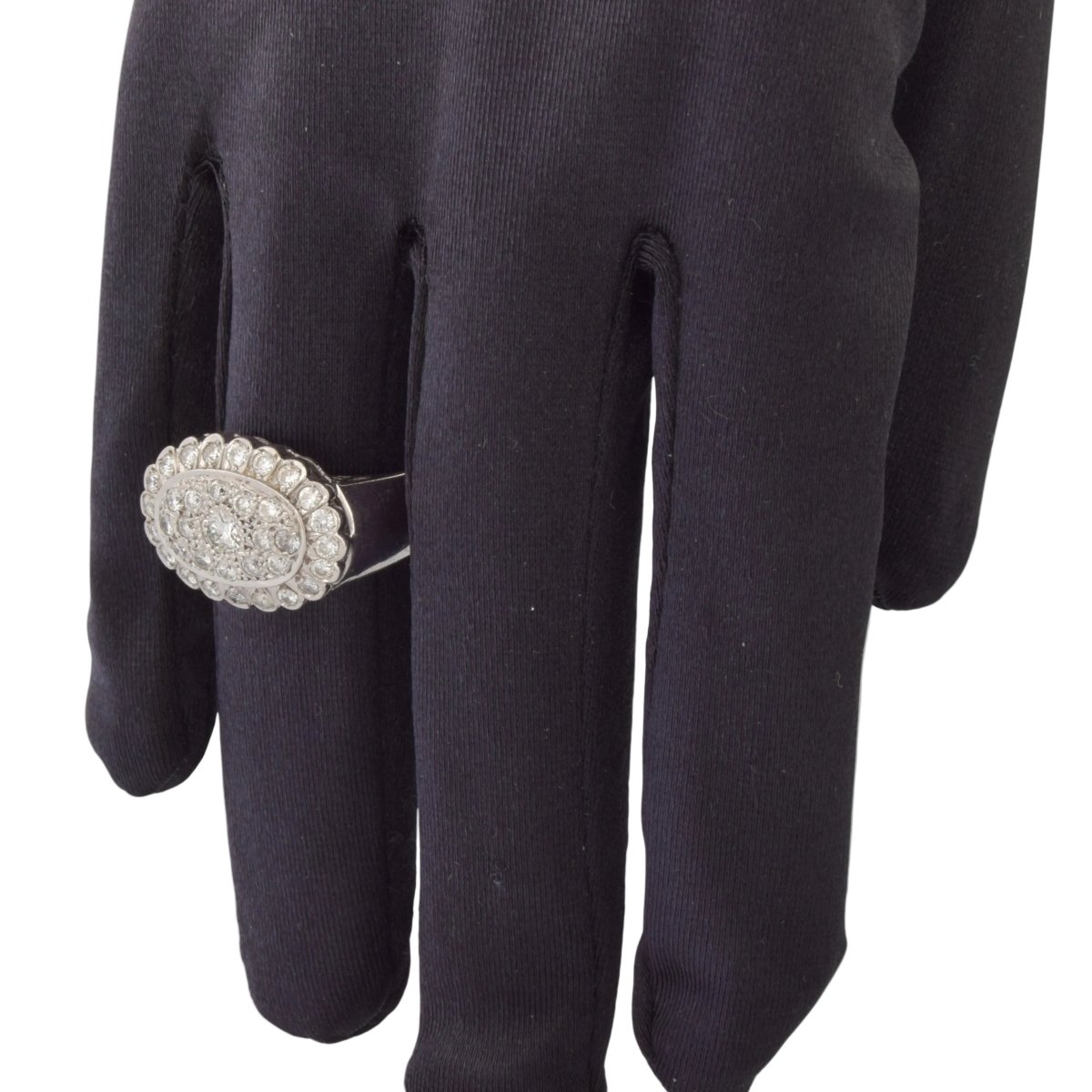 Bague Entourage en or blanc et diamants - Castafiore