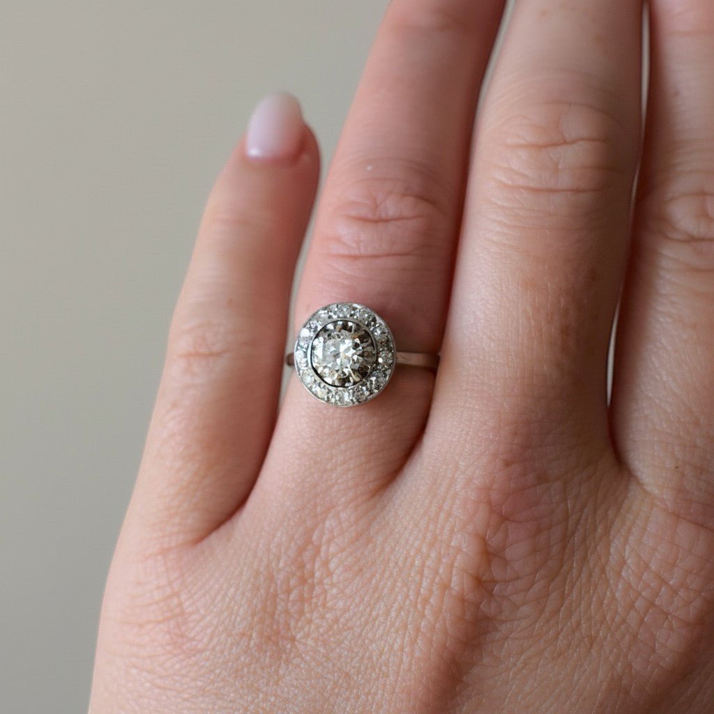 Bague Entourage en or blanc et diamants - Castafiore