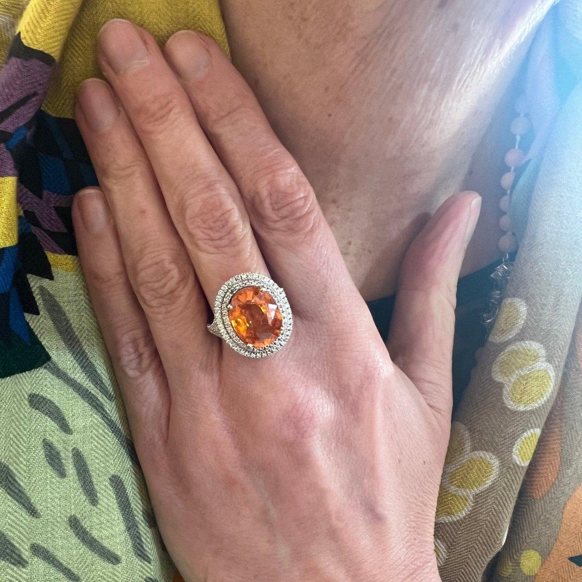 Bague Entourage en or blanc, grenat et diamants - Castafiore