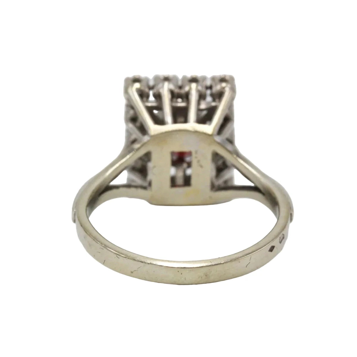 Bague Entourage en or blanc, grenat et diamants - Castafiore
