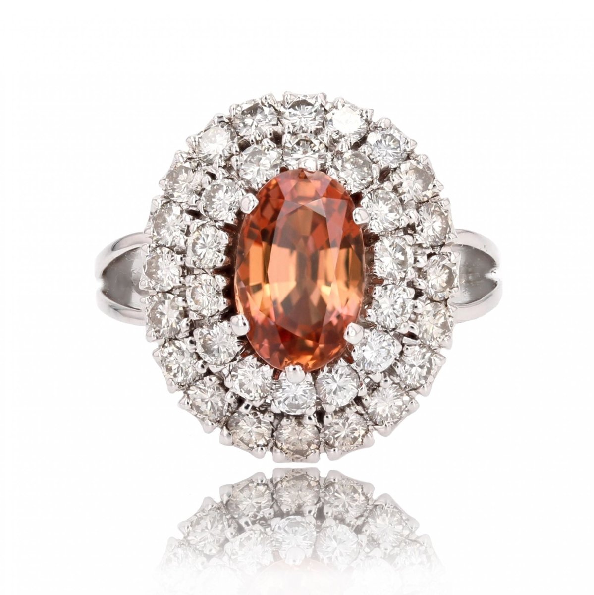 Bague Entourage en or blanc, grenat et diamants - Castafiore