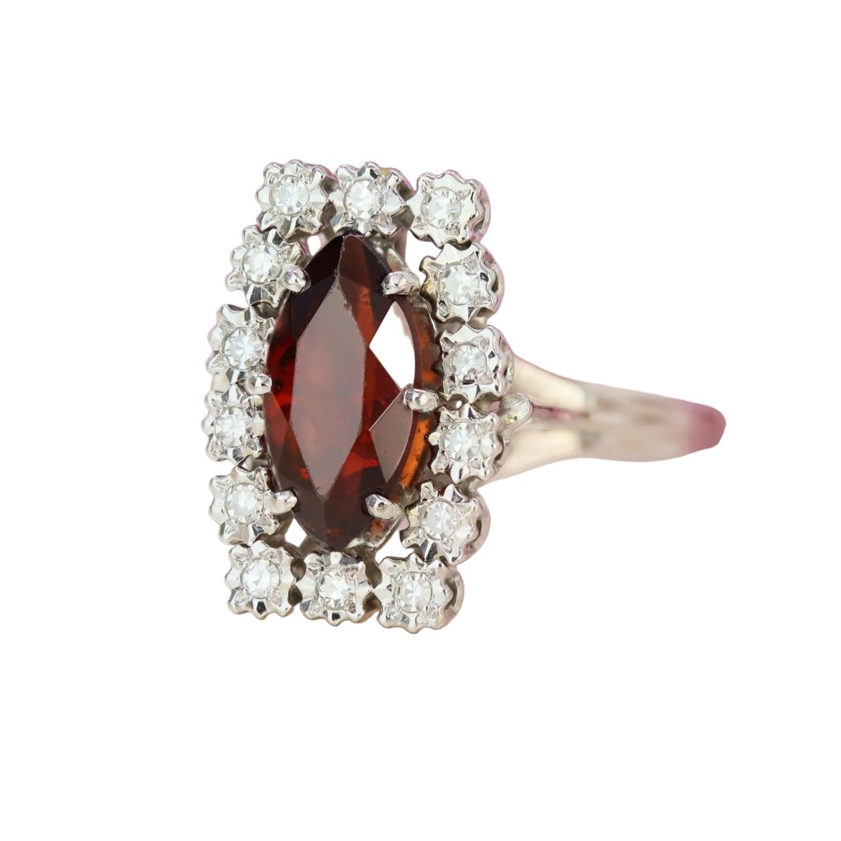Bague Entourage en or blanc, grenat et diamants - Castafiore