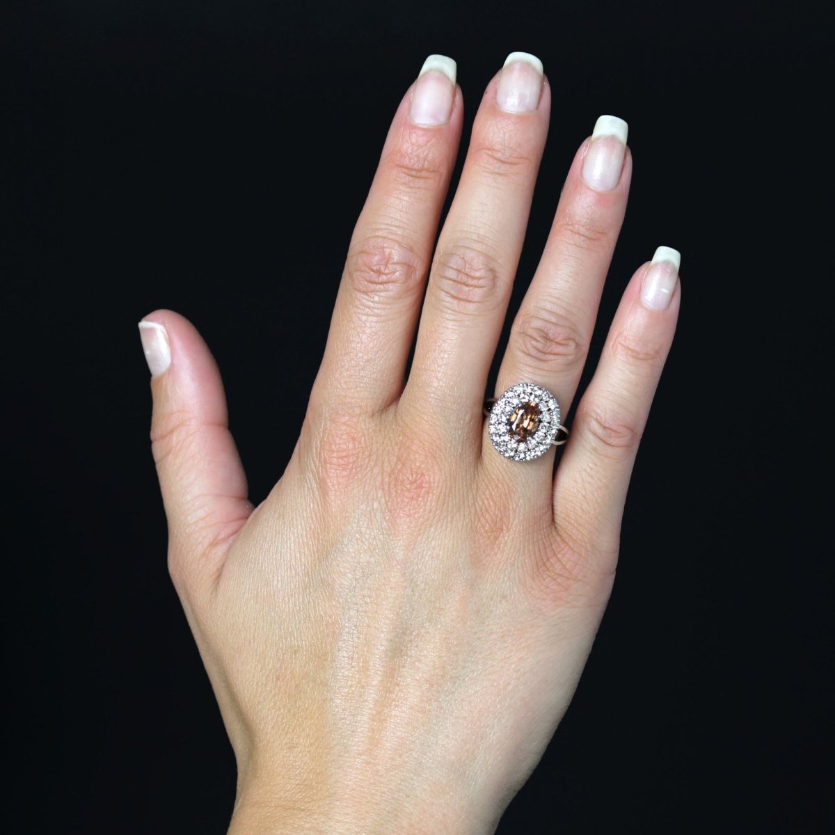 Bague Entourage en or blanc, grenat et diamants - Castafiore