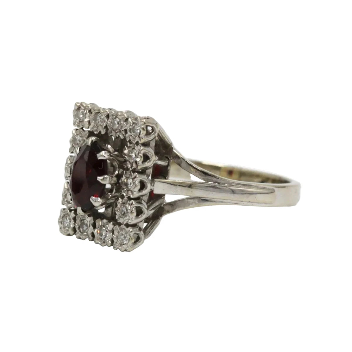 Bague Entourage en or blanc, grenat et diamants - Castafiore