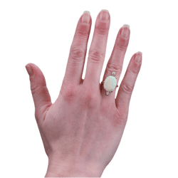 Bague Entourage en or blanc, opale et diamants - Castafiore