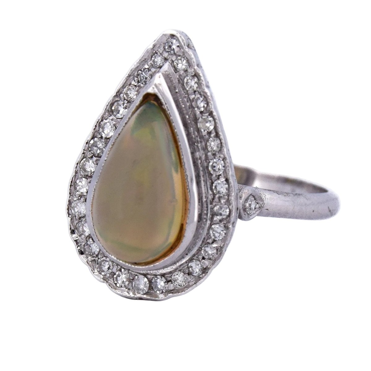 Bague Entourage en or blanc, opale et diamants - Castafiore