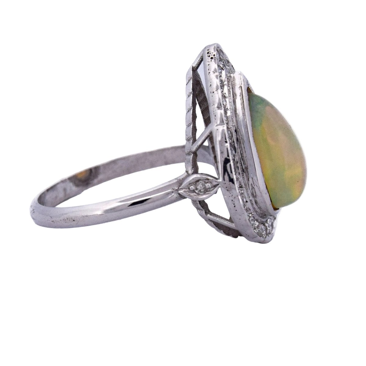 Bague Entourage en or blanc, opale et diamants - Castafiore