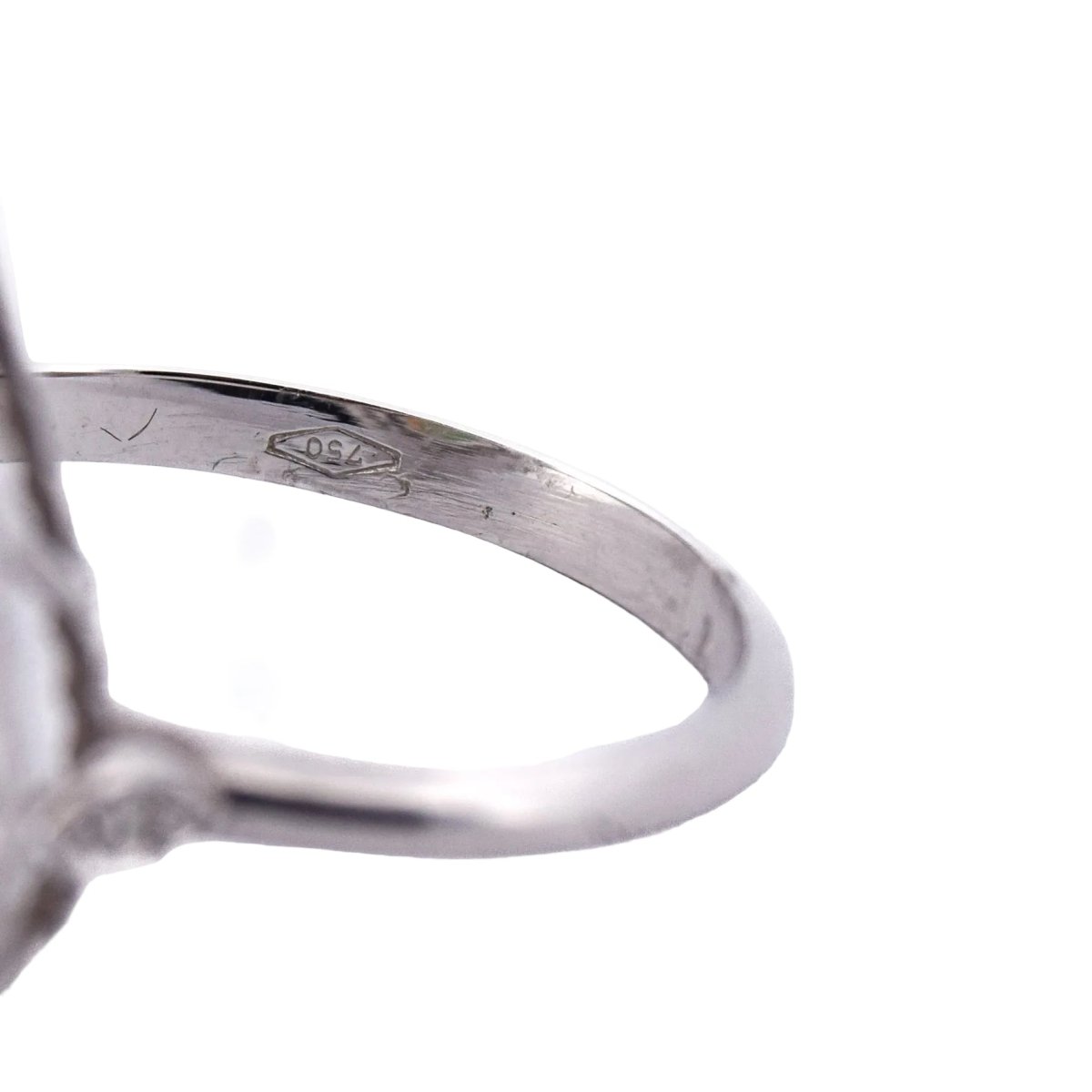 Bague Entourage en or blanc, opale et diamants - Castafiore