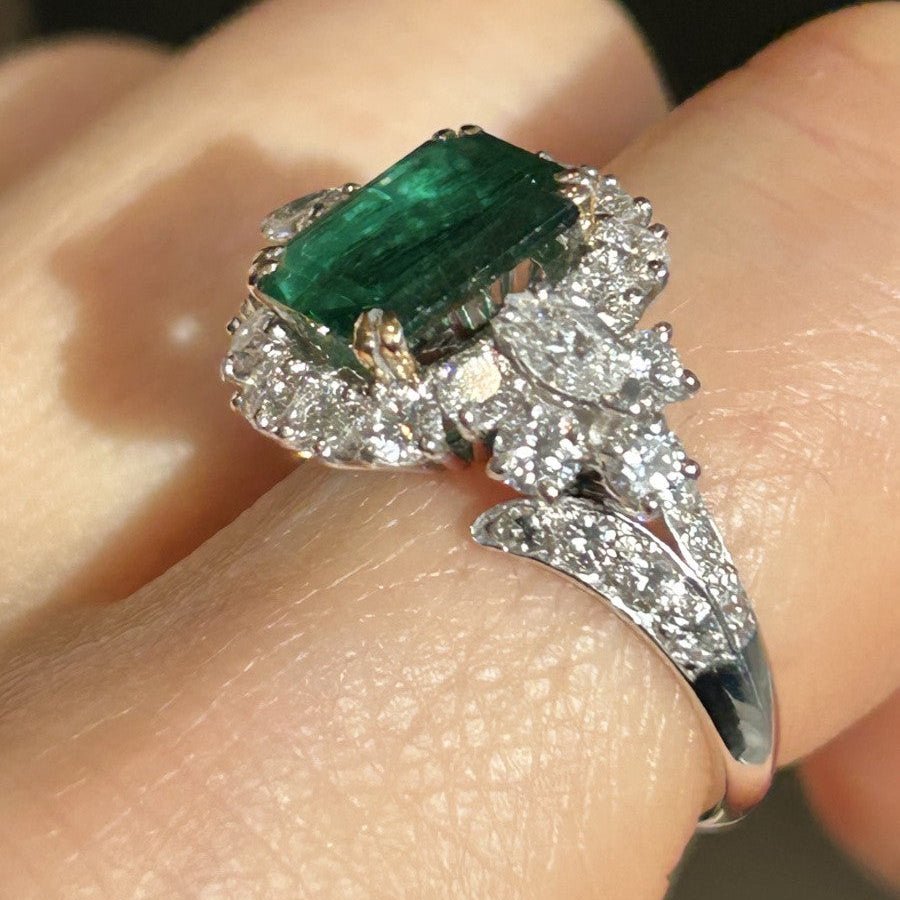 Bague Entourage en or blanc, or jaune, émeraude et diamants - Castafiore