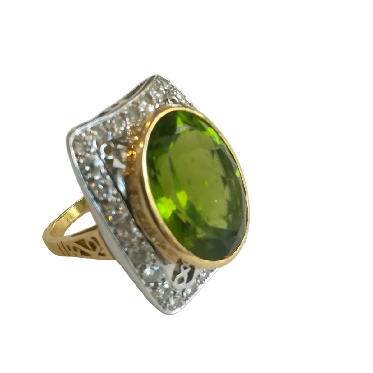 Bague Entourage en or blanc, or jaune, péridot et diamants - Castafiore