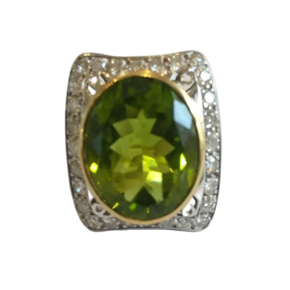 Bague Entourage en or blanc, or jaune, péridot et diamants - Castafiore