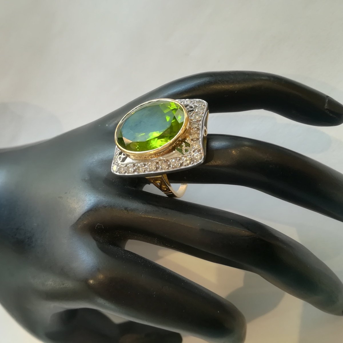Bague Entourage en or blanc, or jaune, péridot et diamants - Castafiore